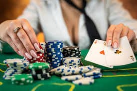Antarmuka permainan Bigger Bass Bonanza di layar ponsel dengan tombol kontrol yang mudah disentuh